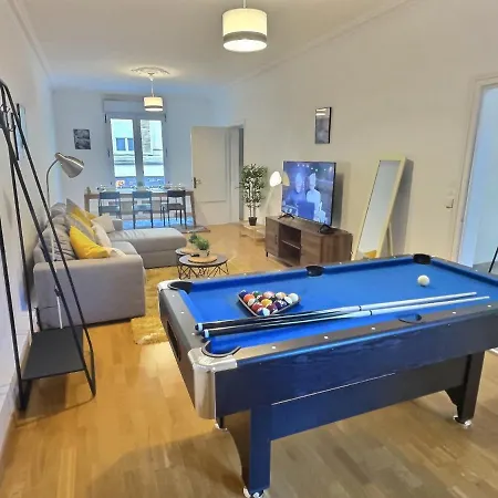 Cozy Appart * Terrasse * Pleins Centre * Billard Apartment