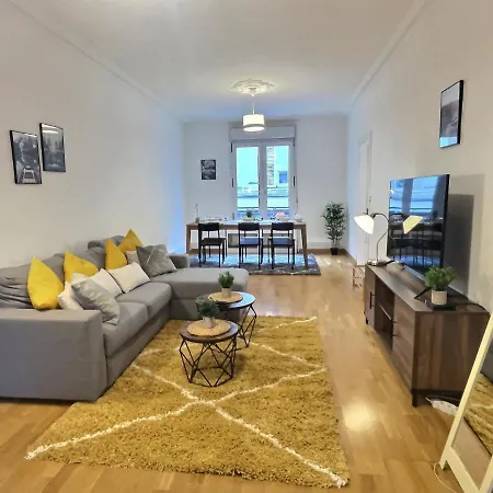 Apartment Cozy Appart * Terrasse * Pleins Centre * Billard *